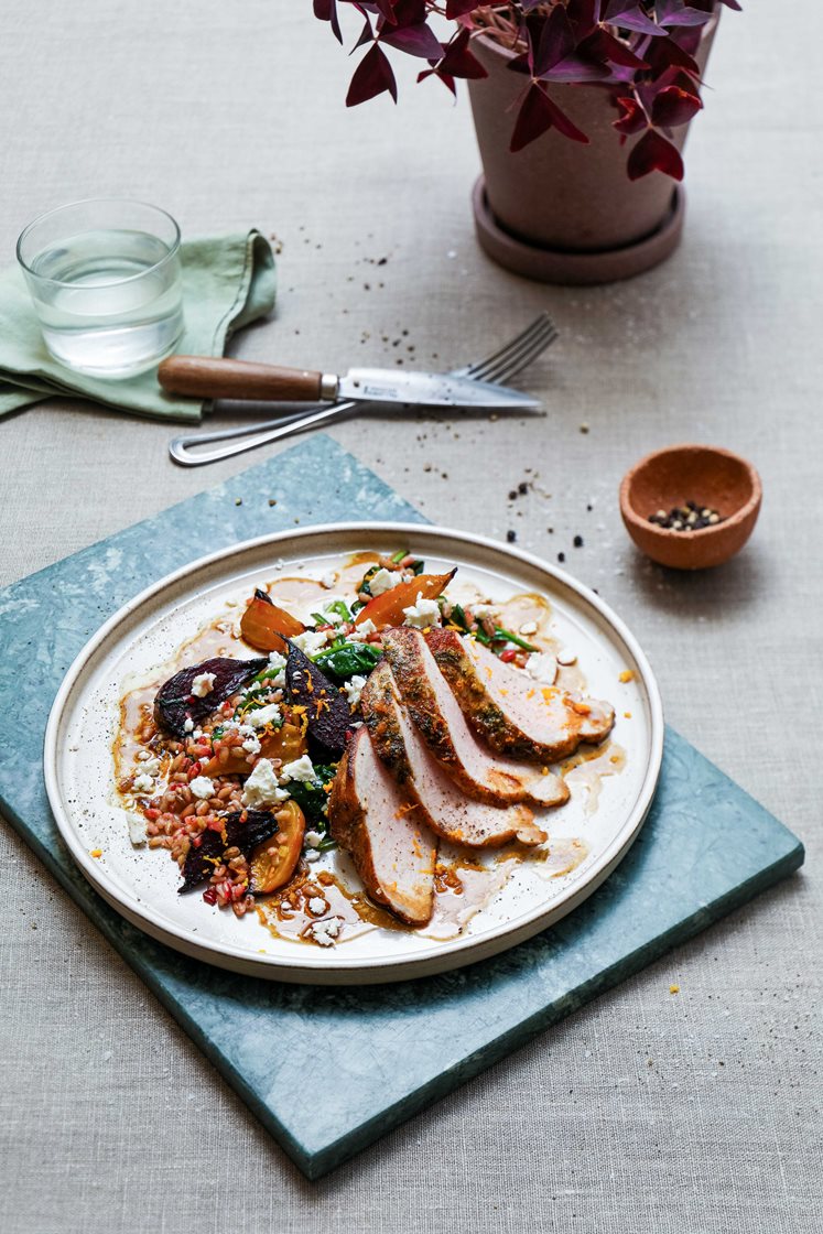 Appelsin- og krydderstekt svinefilet med bygg- og rødbetesalat med spinat og fetaost