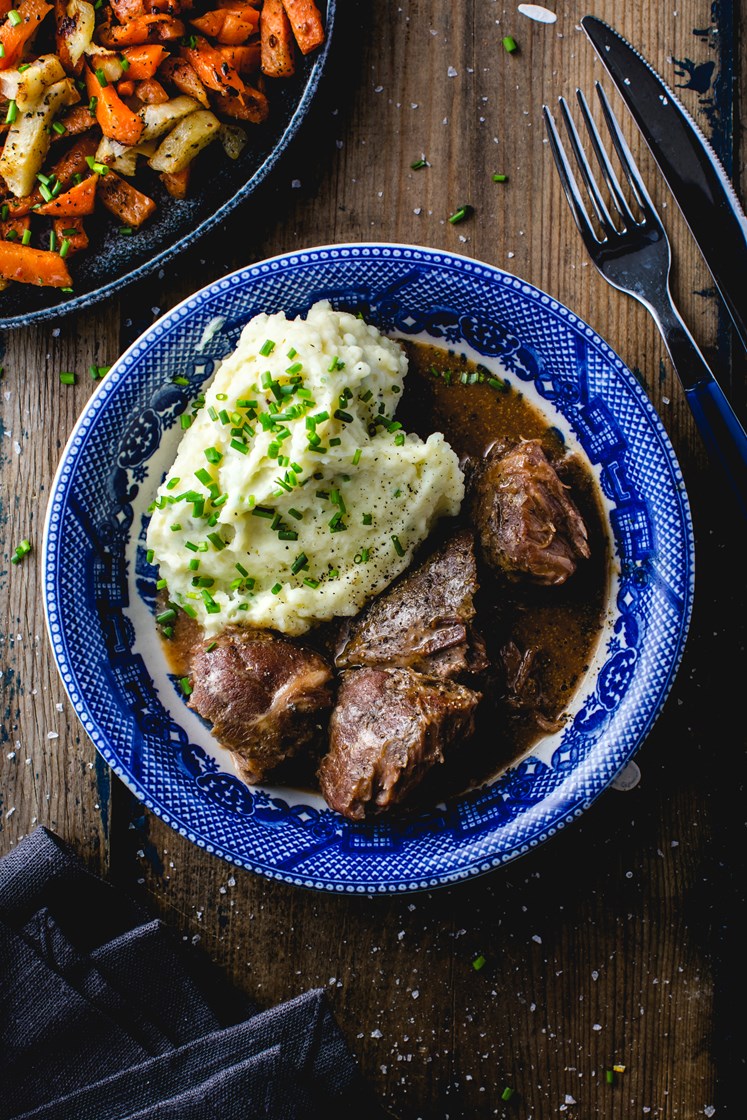 Mørkokt svinekjake i peppersaus med potetmos og bakte grønnsaker