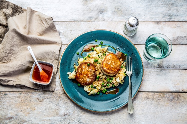 Fiskekaker med stekt ris og sweet chilisaus