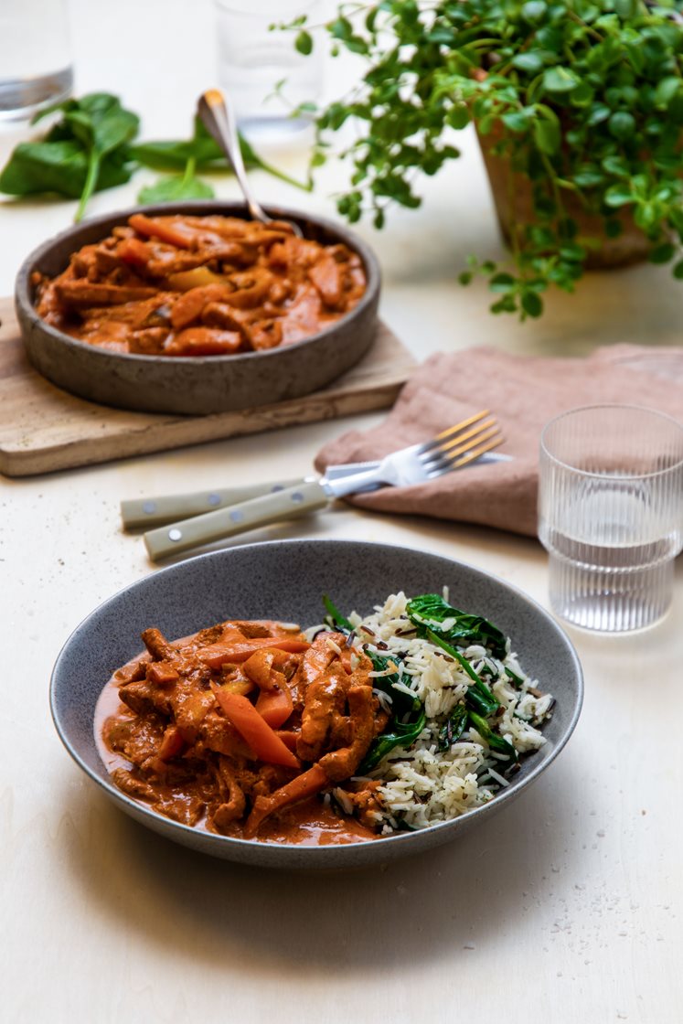 Krydret svinekjøtt i kremet tomatsaus med spinatris