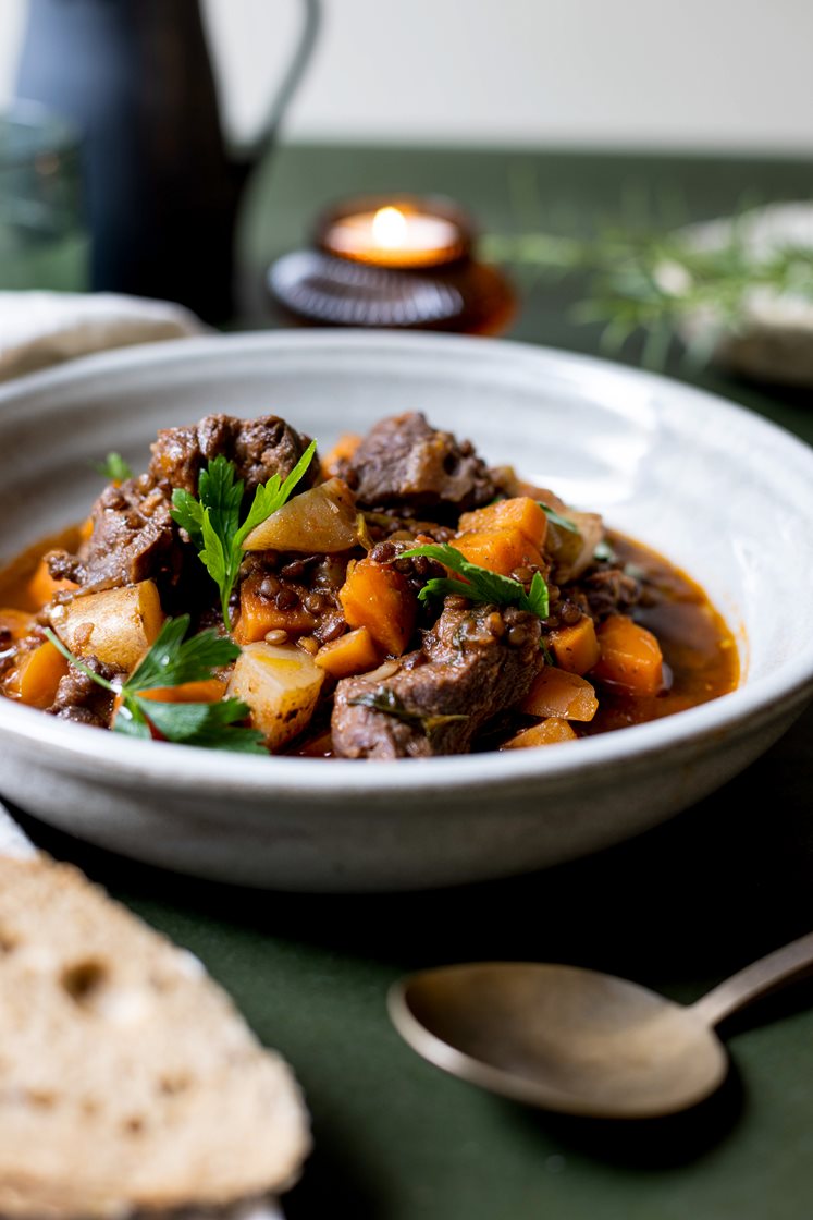 Spezzatino di manzo - Italiensk storfegryte med grønne linser, persille og grove bagetter