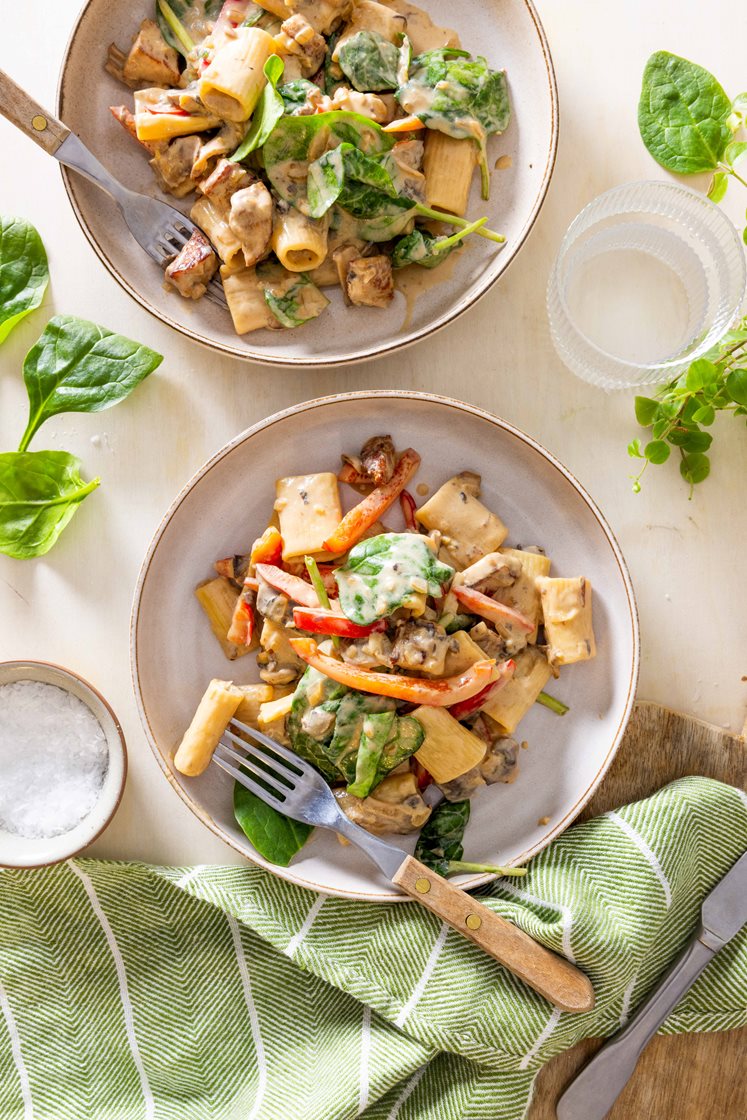 Steinsoppkremet pasta med strimlet svinekjøtt, paprika og spinat