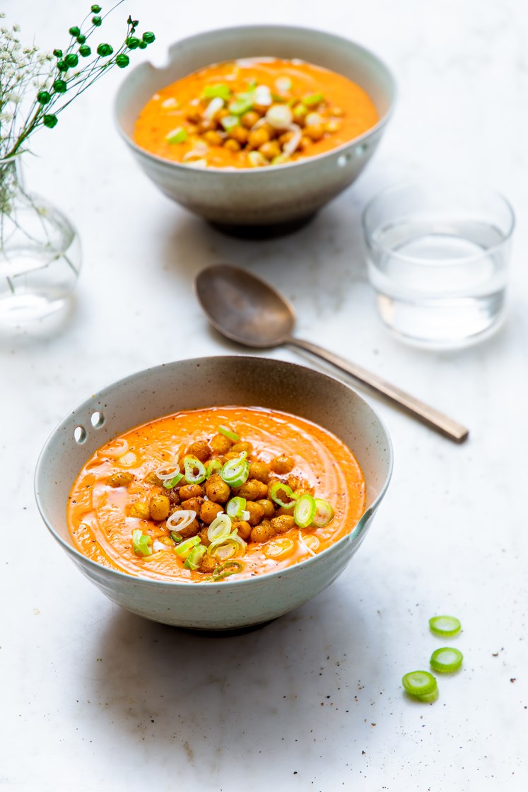 Spicy søtpotetsuppe med crispy kikerter og vårløk