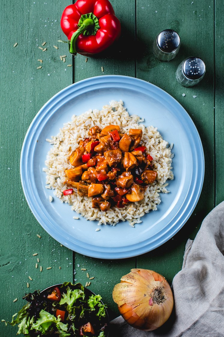 Stroganoff av kylling med frisk salat og fullkornsris