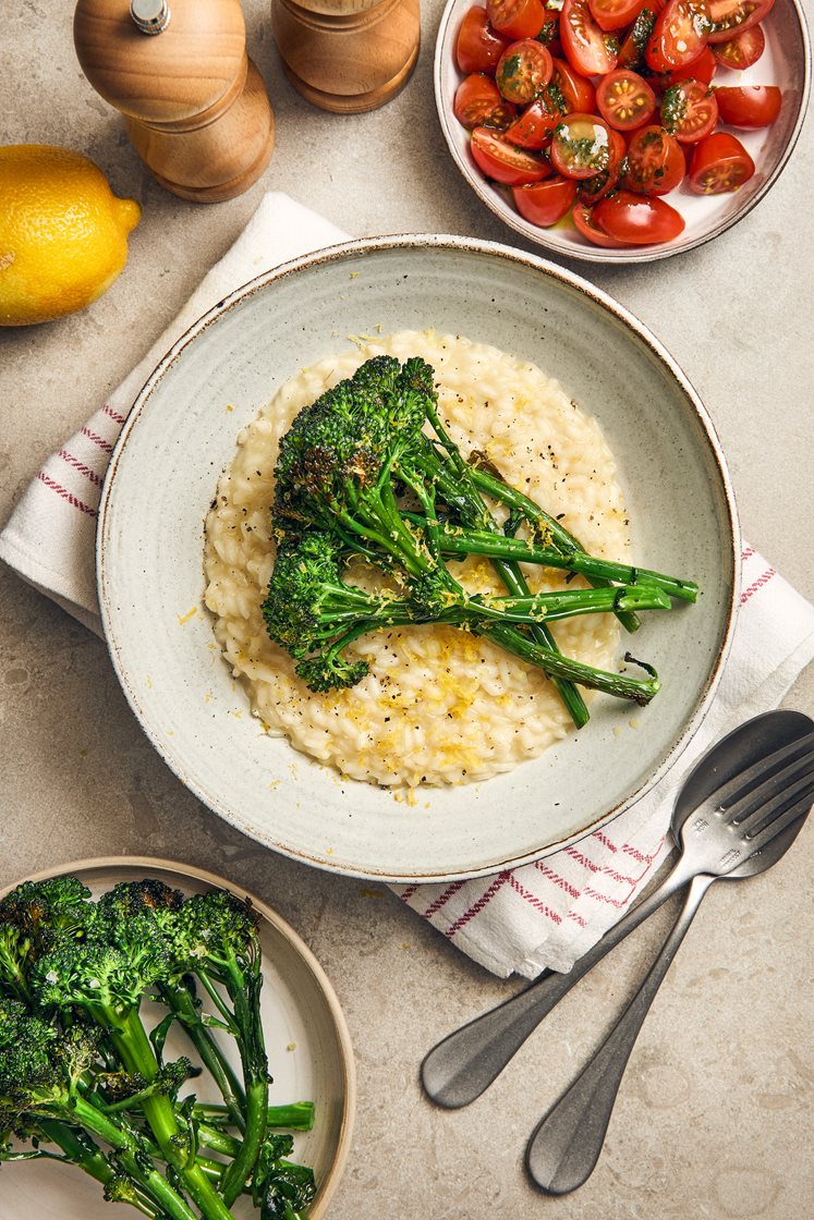 Citronrisotto med broccolini och basilikadressade cocktailtomater