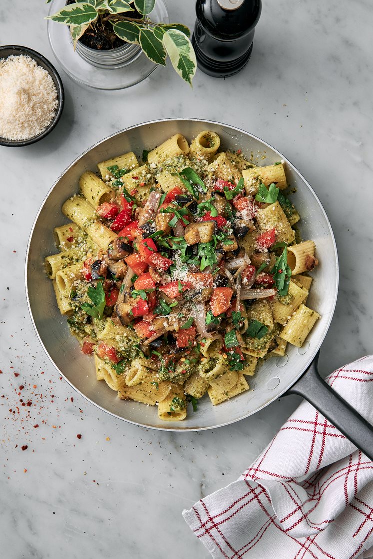 Mezze maniche med pesto, medelhavsgrönsaker och parmesan