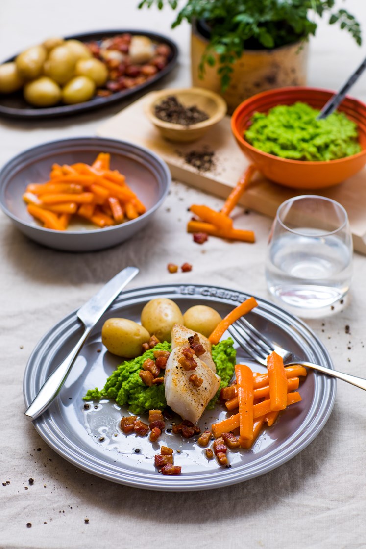 Pannestekt lyr med bacon, glaserte gulrøtter og ertepuré