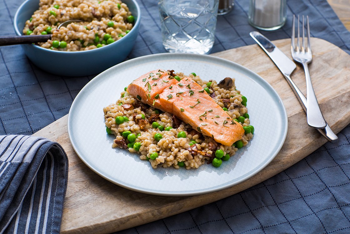 Urtebakt laks med sopp- og erterisotto og crème fraîche-dressing
