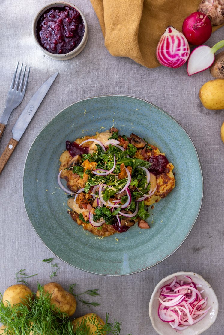 Kartoffelpandekager med kantareller, bacon og grønkål, serveret med stegt bacon og rørte tyttebær