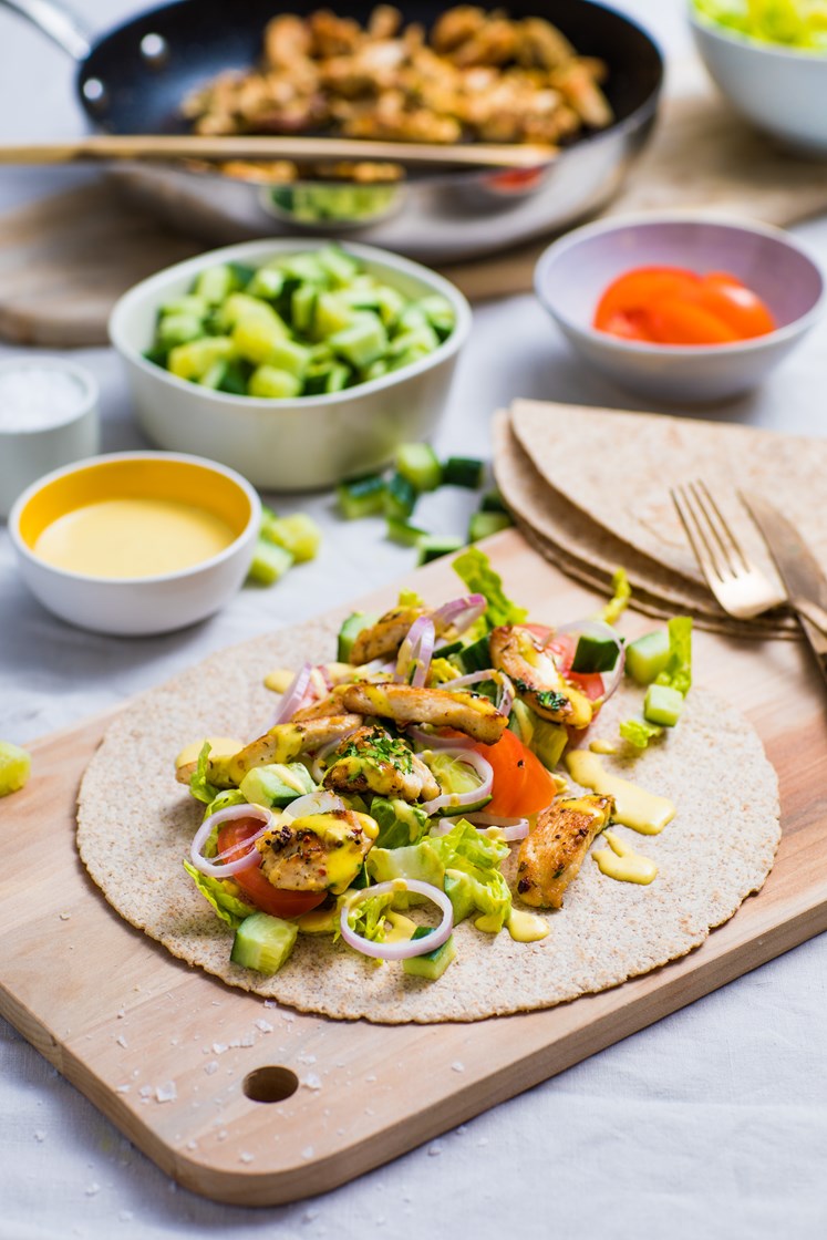 Kyllingwraps med agurk, tomat og curry- og mangodressing