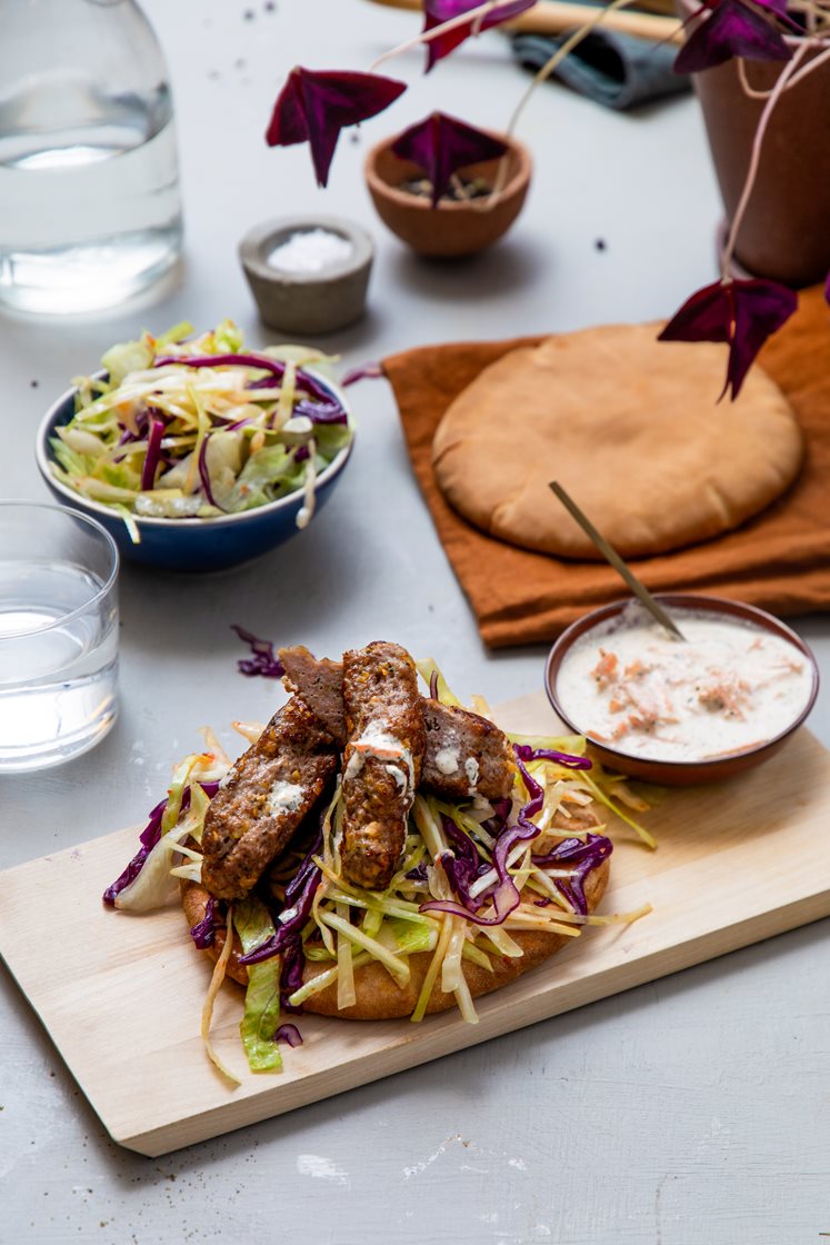 Tyrkisk lammekebab med blandet kålsalat og gulrot-tzatziki i tortillalefse