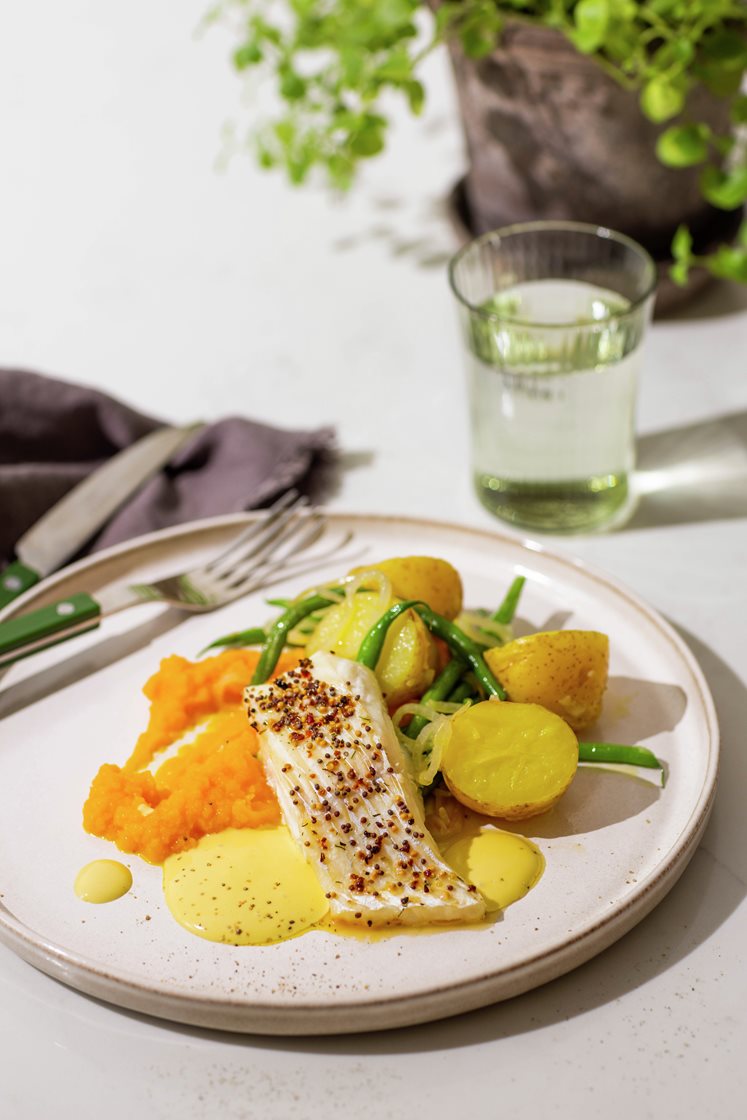 Ovnsbakt torskefilet med gulrotpuré, poteter med grønne bønner og smørsaus