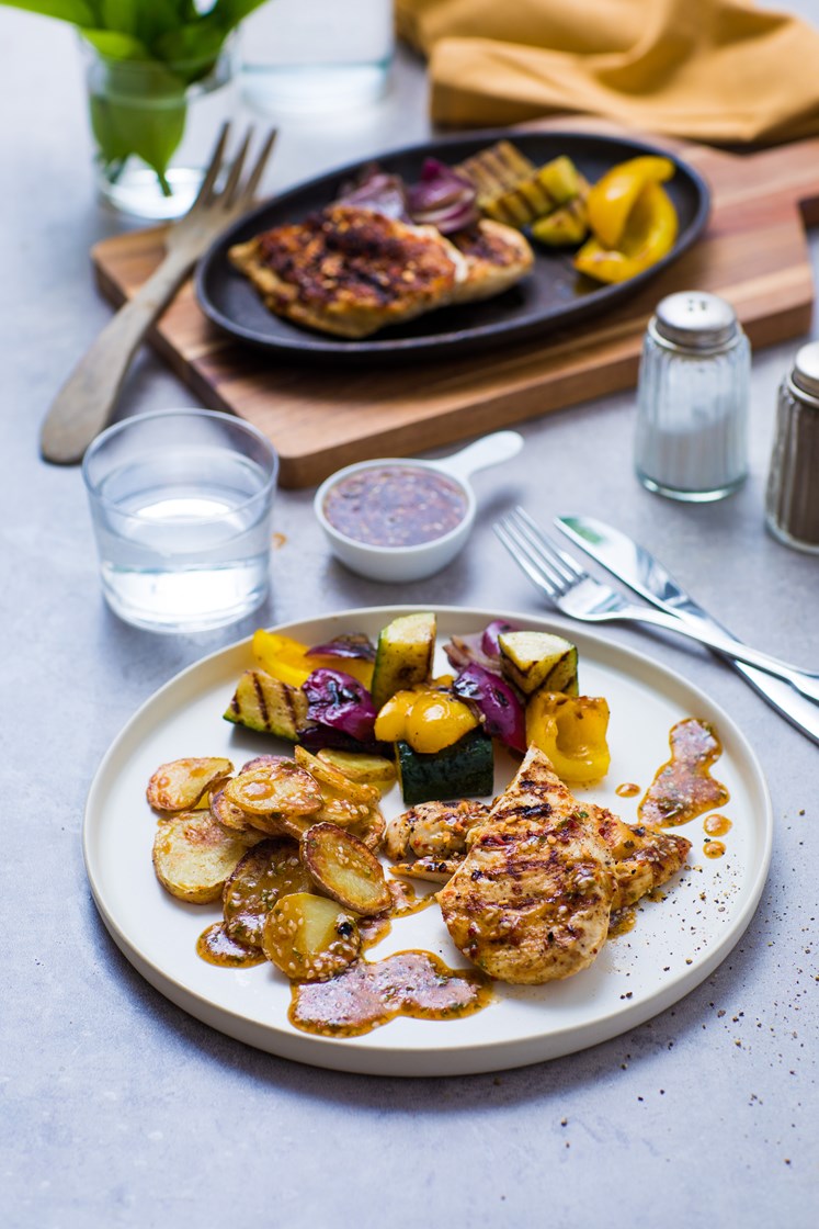 Ovnsbakt kyllinglår med grønnsaker, mandelpotetmos og hollandaise saus
