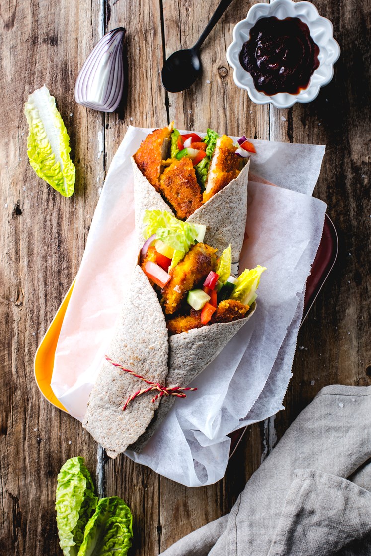 Crispy kyllingwraps med barbecuesaus og friske grønnsaker