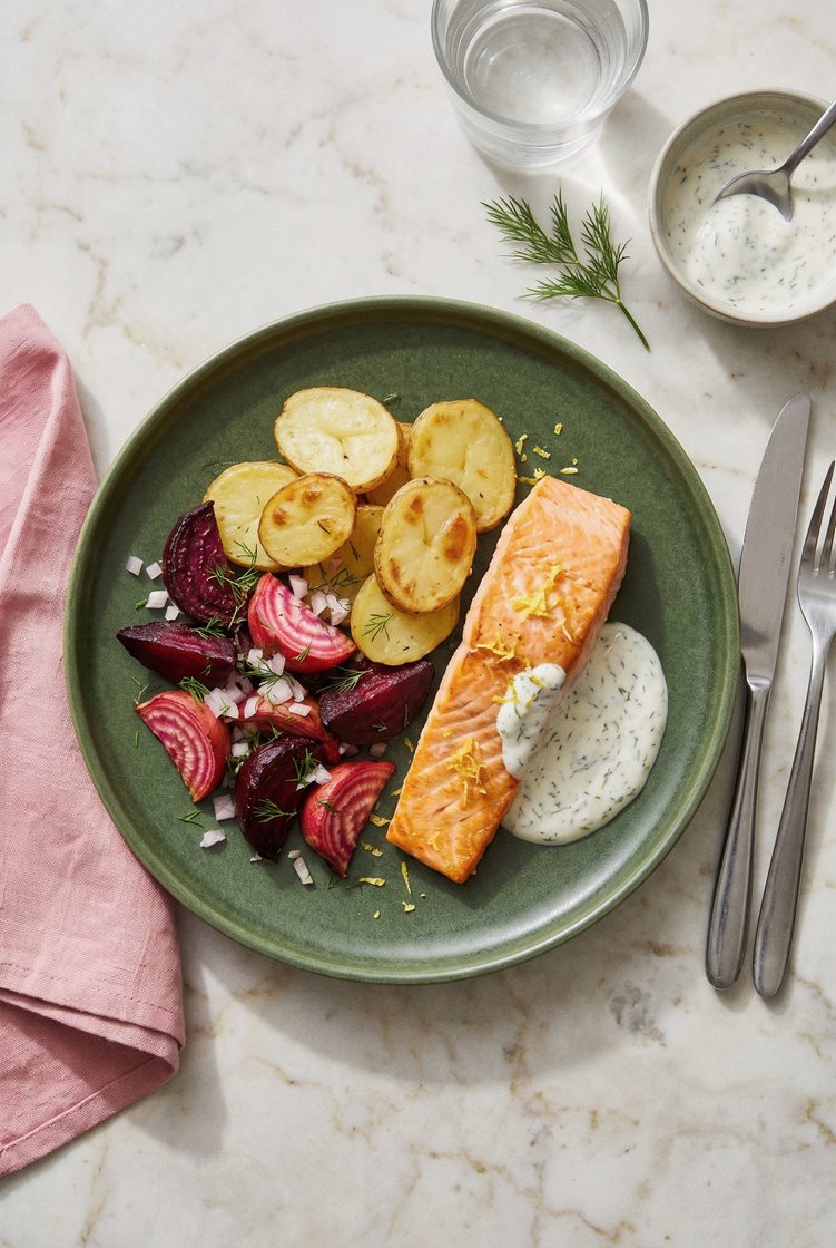 Citronstegt laksefilet med ovnbagte kartofler, bede, løg og syrlig dildsauce