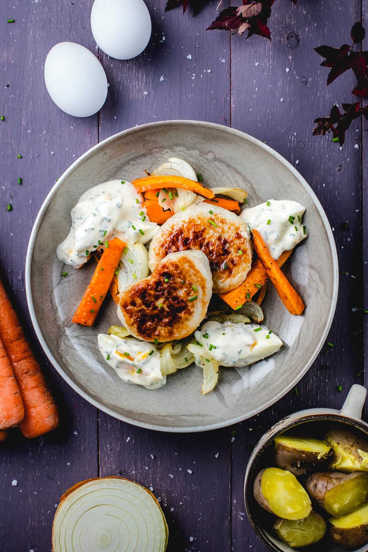 Fiskekaker med bakte grønnsaker, kokte poteter og eggesalat