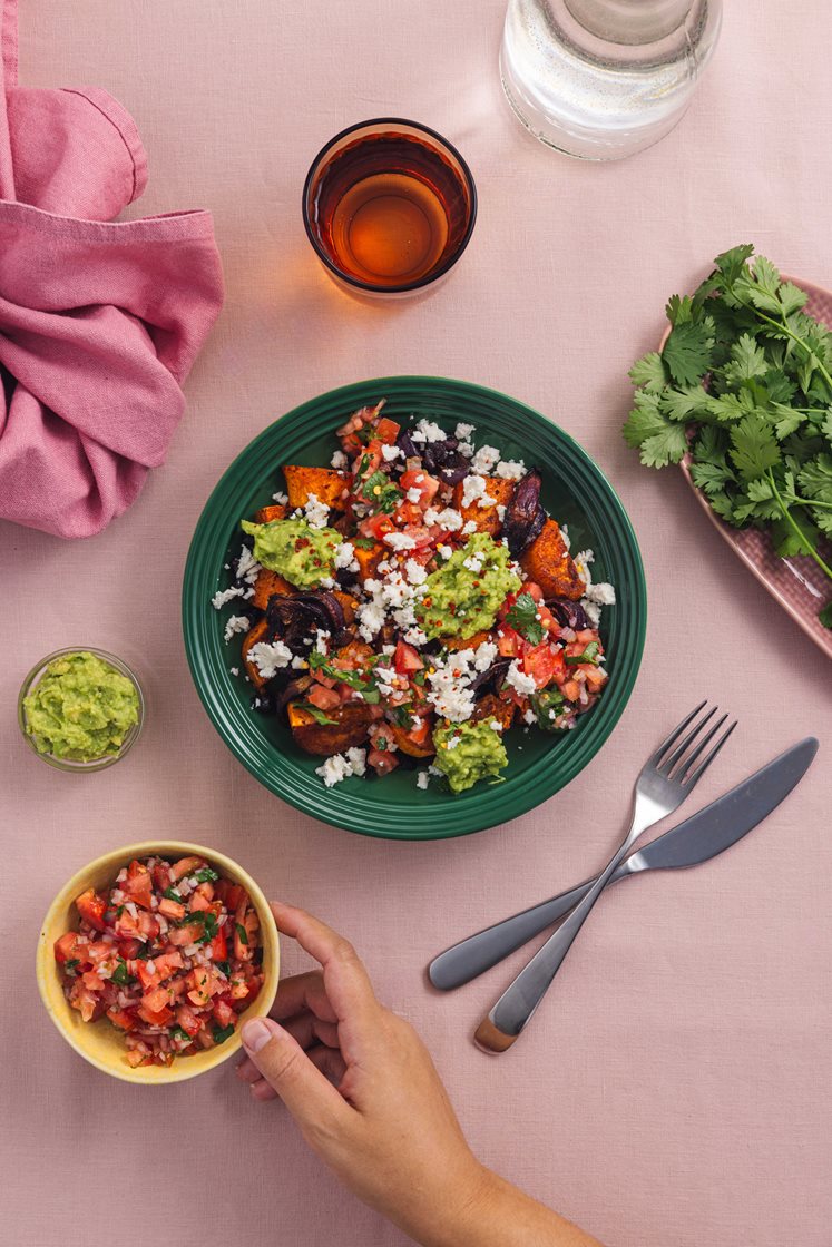 Latinamerikansk søtpotettallerken med avokadomos, tomatsalsa og fetaost