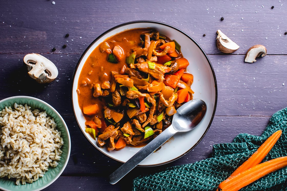 Stroganoff av svin med aromasopp og fullkornsris