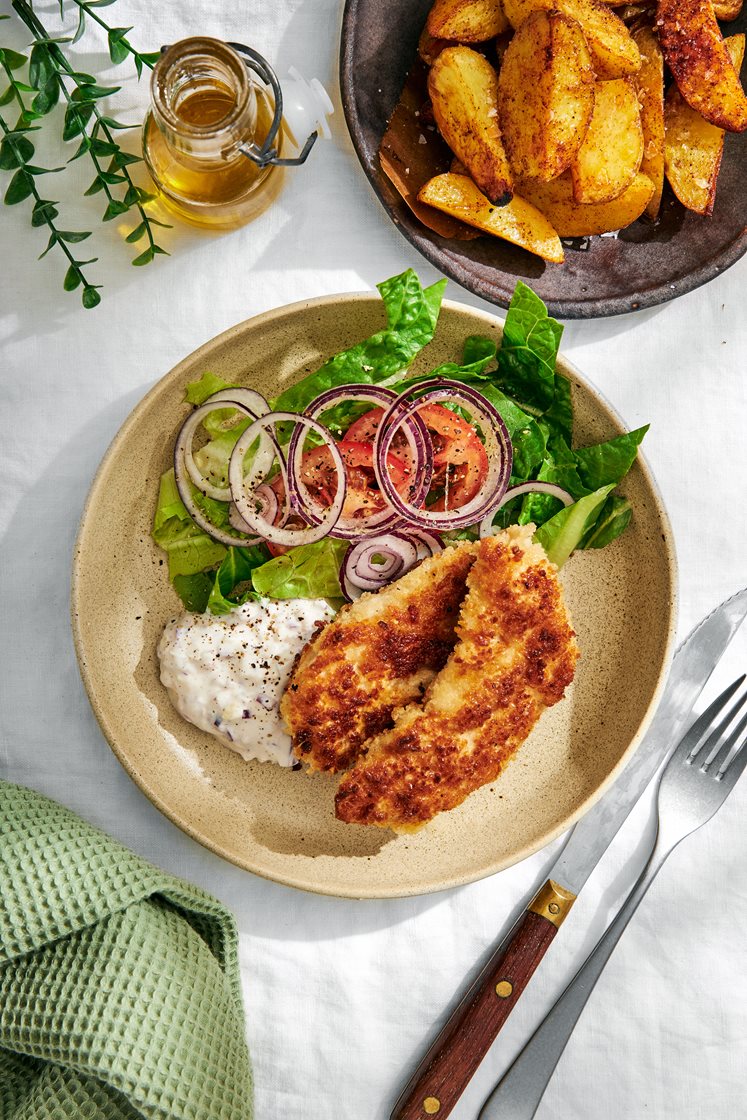 Crispy chicken med kryddiga pommes château och grönsaker