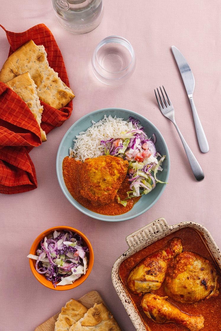 Alt-i-ett kyllingcurry med ris, yoghurtkremet kålsalat og nanbrød