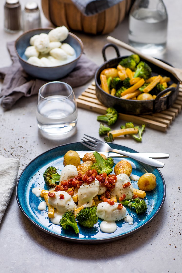 Fiskeboller med hvit saus, bacon og ovnsbakte grønnsaker