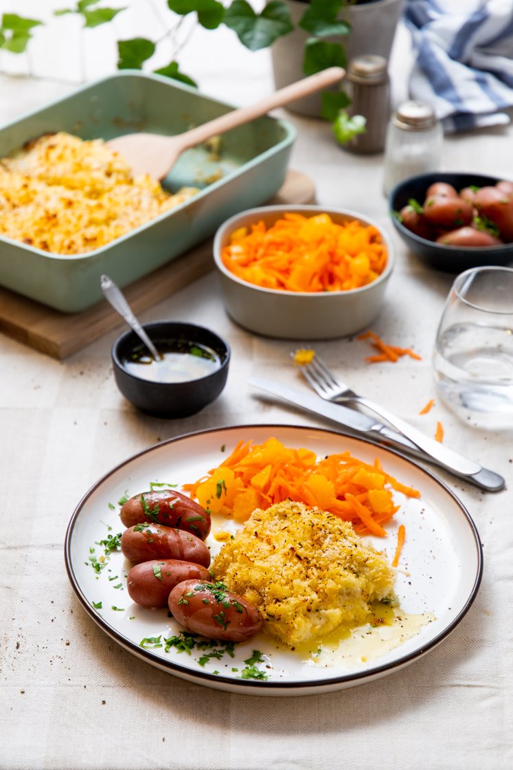 Fiskegrateng med råkostsalat og kryddersmør