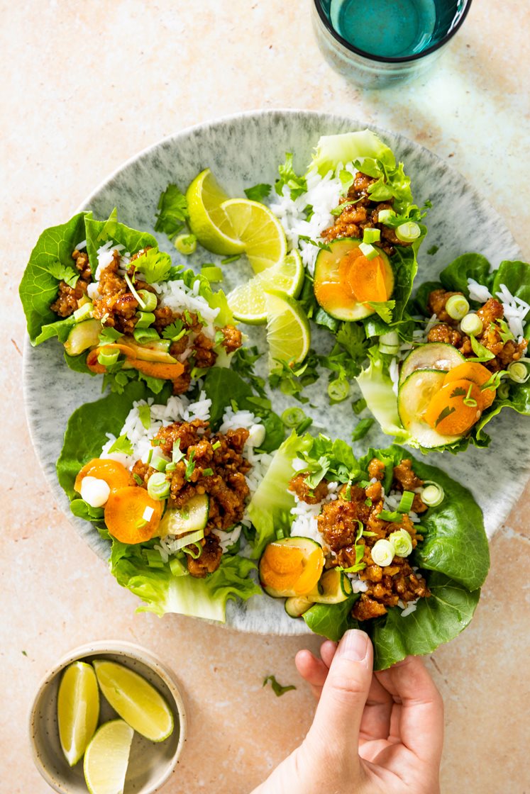 Bulgogi av vegetardeig servert i hjertesalat med spicy råkost, vårløk og jasminris