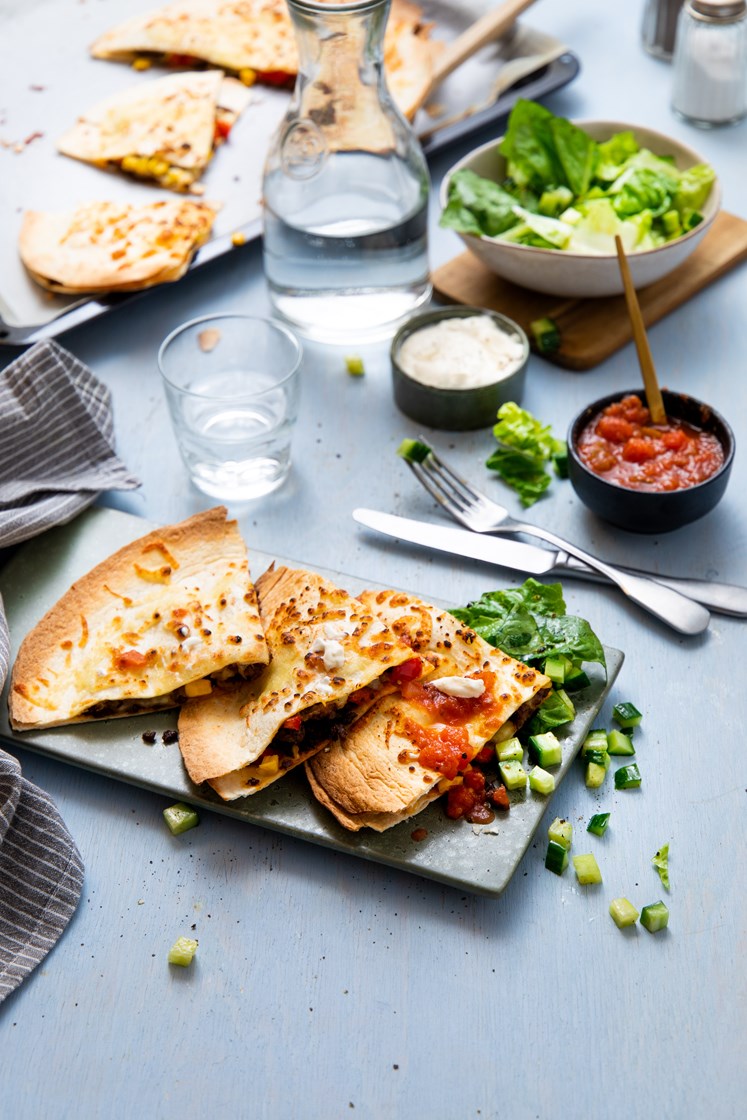 Quesadillas med krydret svinedeig, frisk salat og tomatsalsa