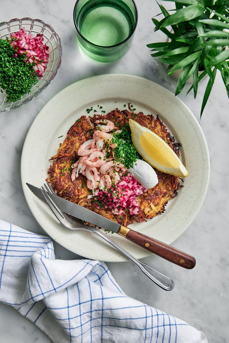 Morot- och potatisrösti med räkor och picklad lök