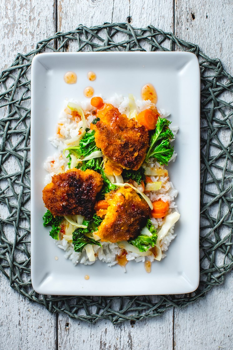 Crispy kylling med sesam- og chilistekte wokgrønnsaker og ris 
