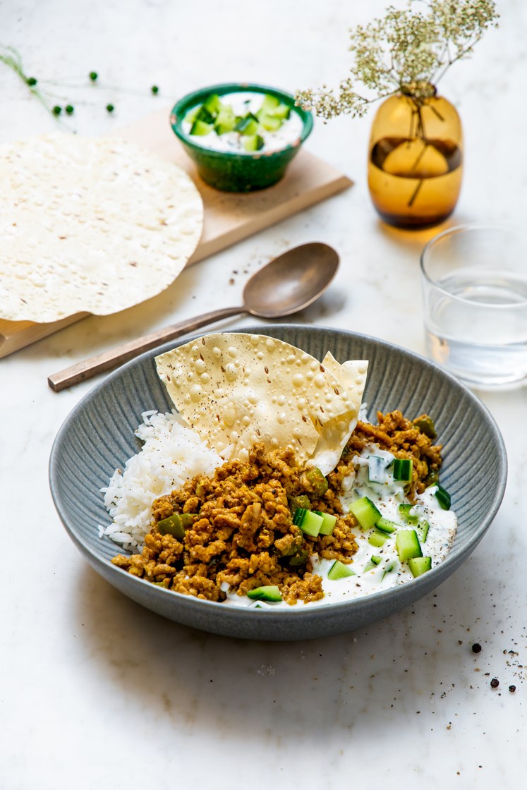 Indisk korma med lammekjøttdeig og ris, servert med papadams og raita