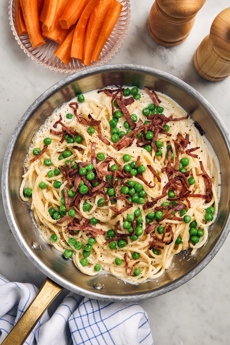 Spaghetti med krämig parmesansås, kalkonbacon och gröna ärtor