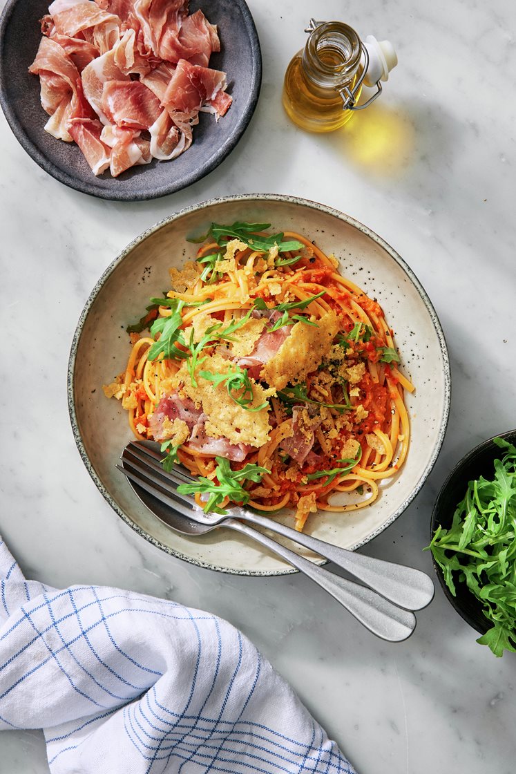 Linguine med rostad paprika, prosciutto och parmesanströssel