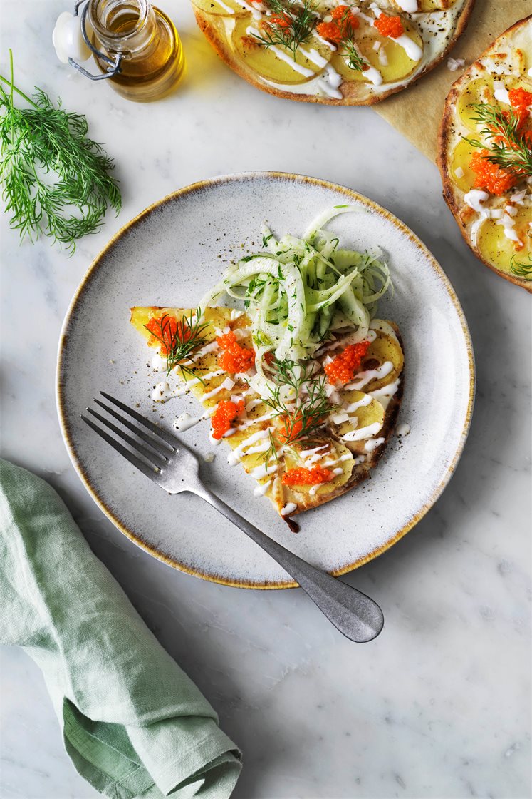 Potatispizza med tångkaviar, dill och fänkålssallad