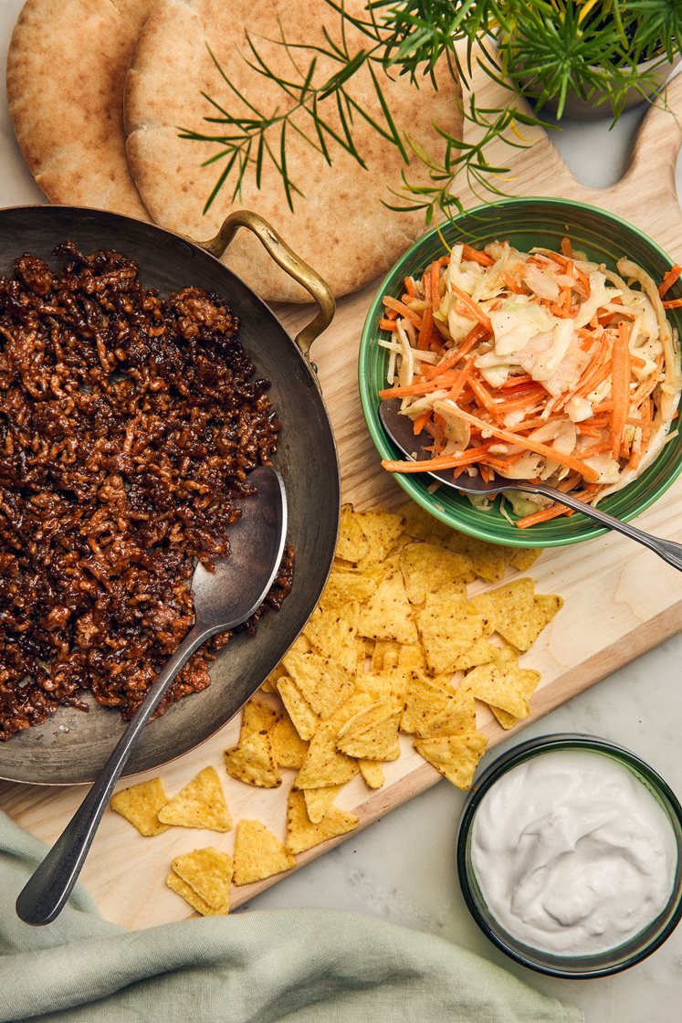 BBQ-stekt nötfärs i pitabröd med tortillachips och coleslaw