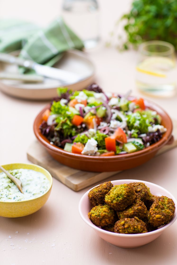 Græsk salat med feta, falafler, tzatziki og ovnbagte kartofler
