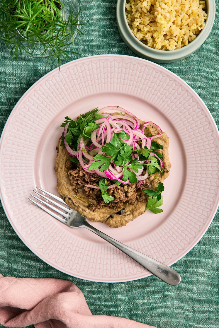 Grekisk kryddstekt nötfärs med baba ganoush, bulgur och persiljesallad