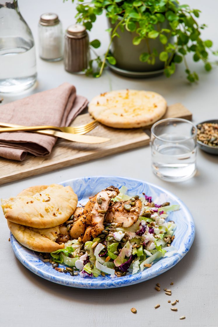 Ovnsbakt kyllingfilet med frisk kålsalat og hvitløksbrød 