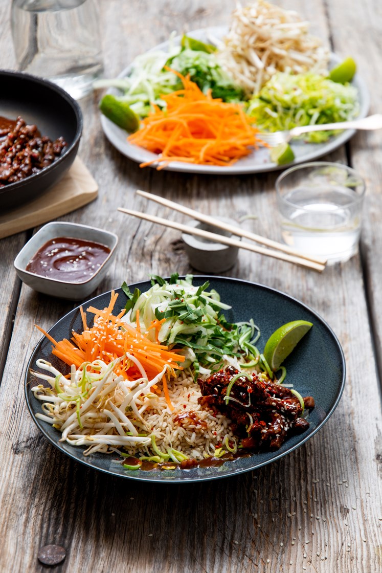 Bibimbap - koreansk streetfood med ris, grønnsaker og flatbiff