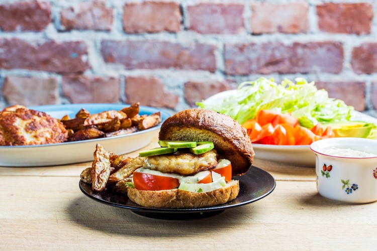 Fiskeburger med remulade og stekt båtpotet