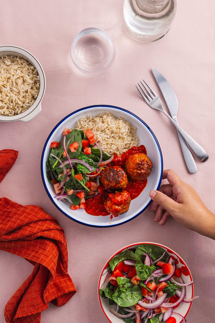 Kjøttboller i ajvarsaus med spinatsalat og fullkornsris