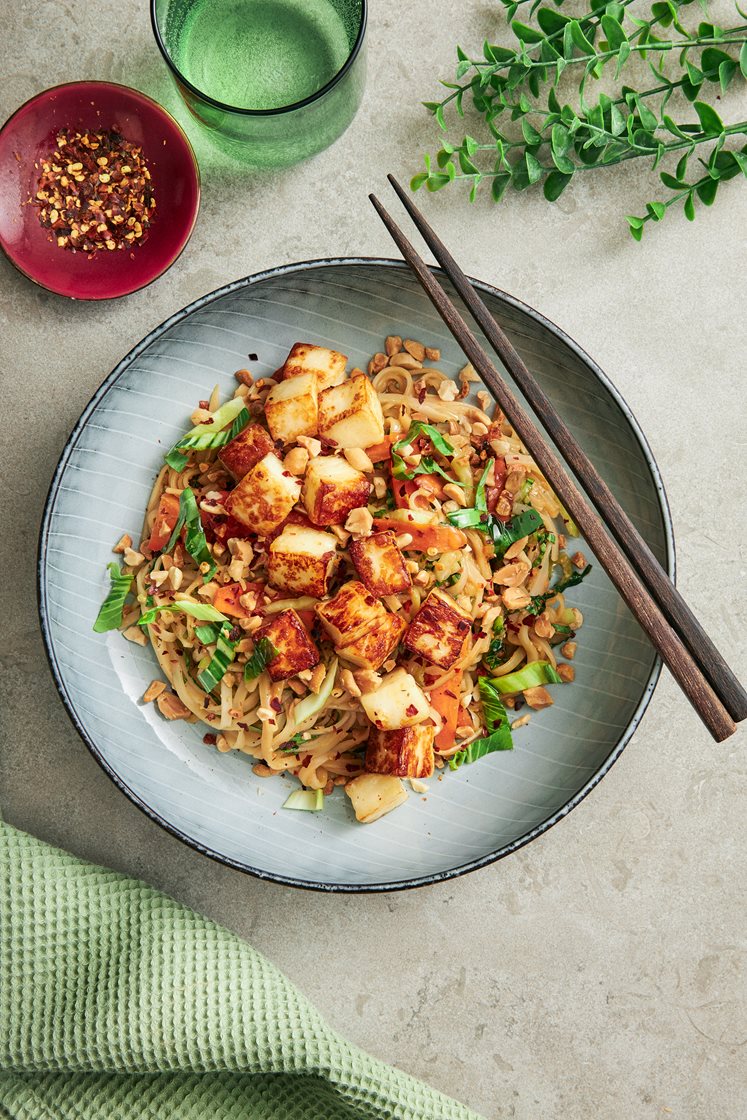 Risnudelwok med halloumi och jordnötter