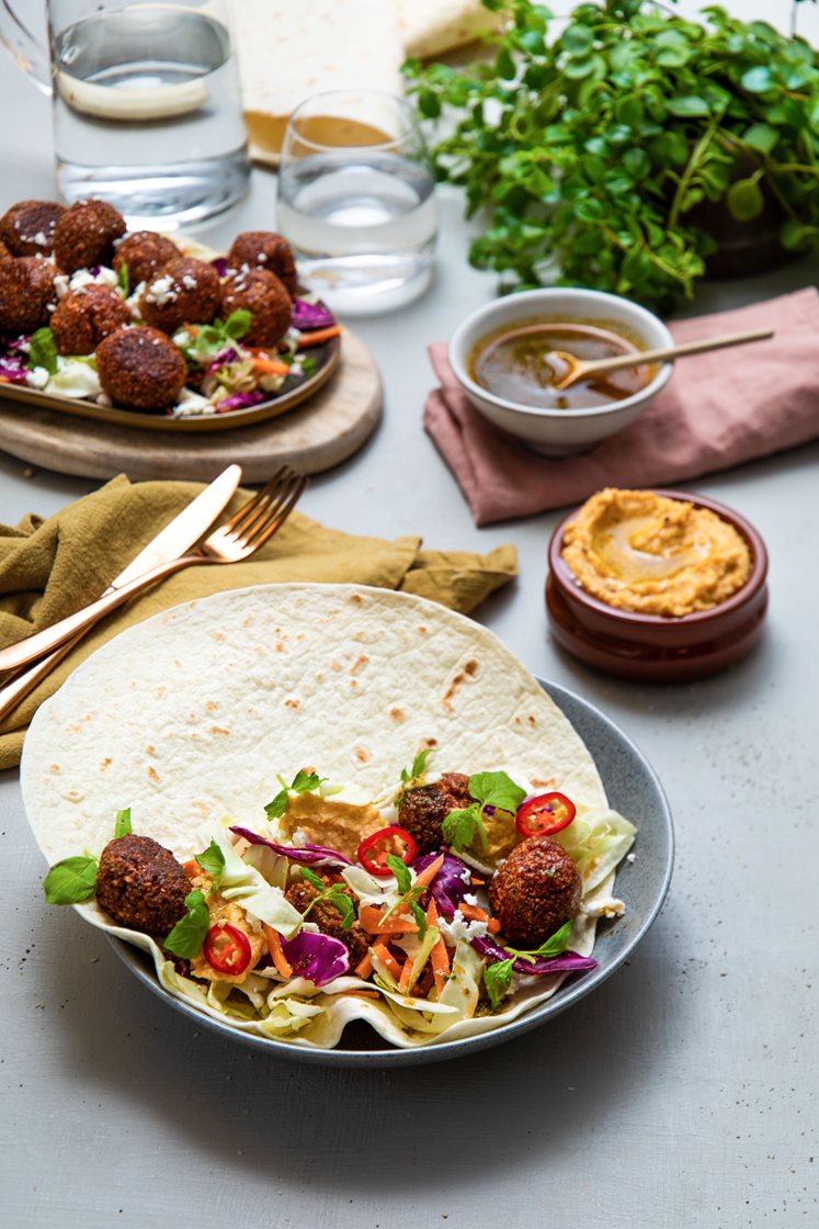 Rødebetefalafel i wrap med fetaostsalat og hummus