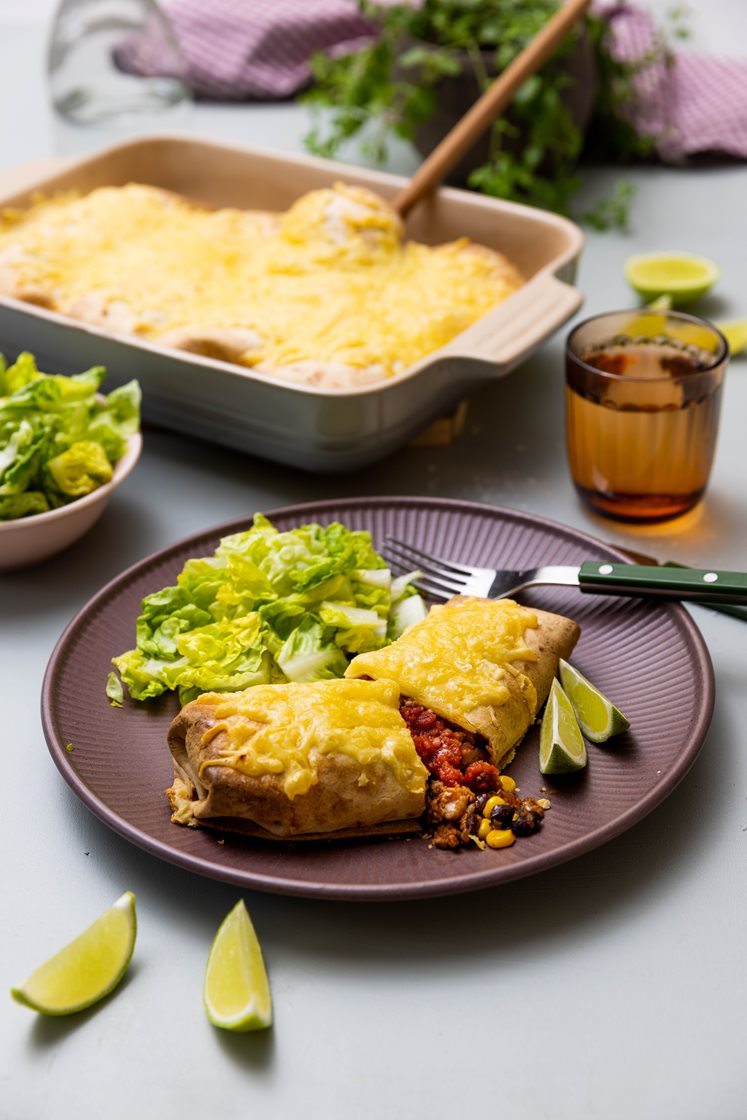 Enchiladas med kyllingkjøttdeig, tomatsalsa og revet ost 