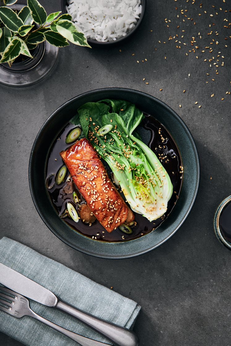 Lax teriyaki med pak choy, ingefära och rostade sesamfrön