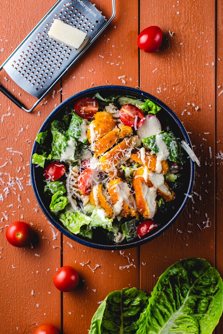 Crispy kyllingsalat med fullkornspasta, cherrytomater, cæsardressing og grana padano