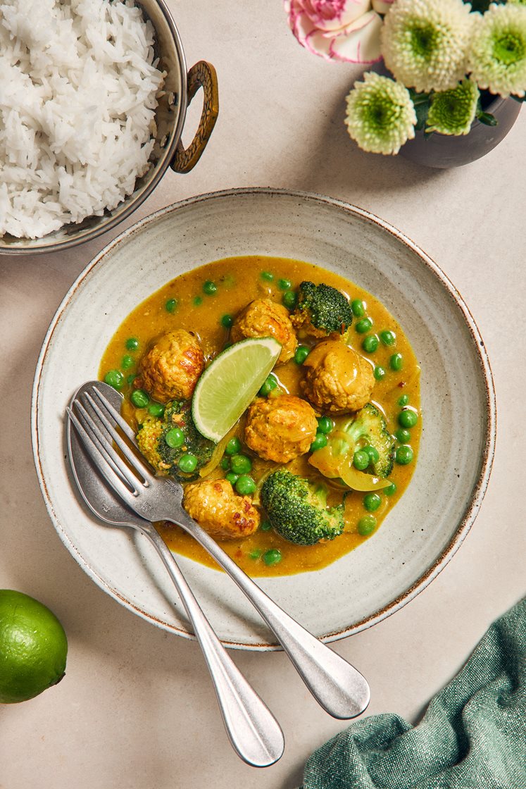 Fläskbullar garam masala med kokos och gröna ärtor