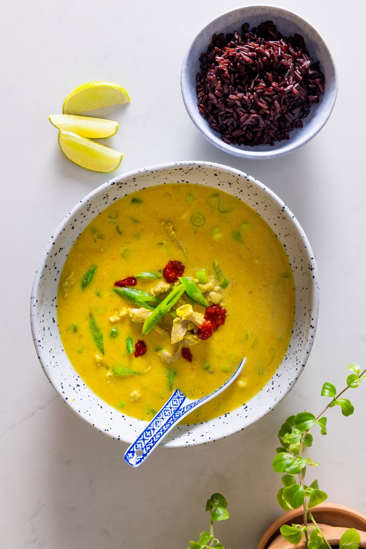 Wokstrimler i kokos-limesuppe med sorte ris