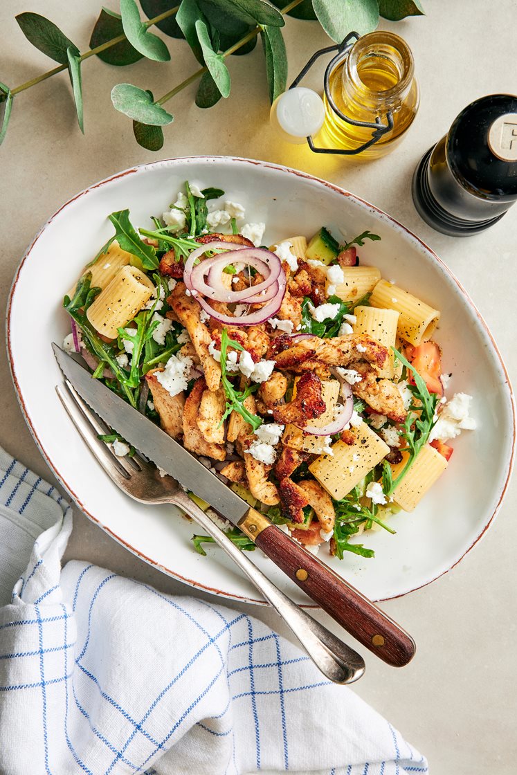 Grekisk pastasallad med kycklinggyros, ruccola och fetaost