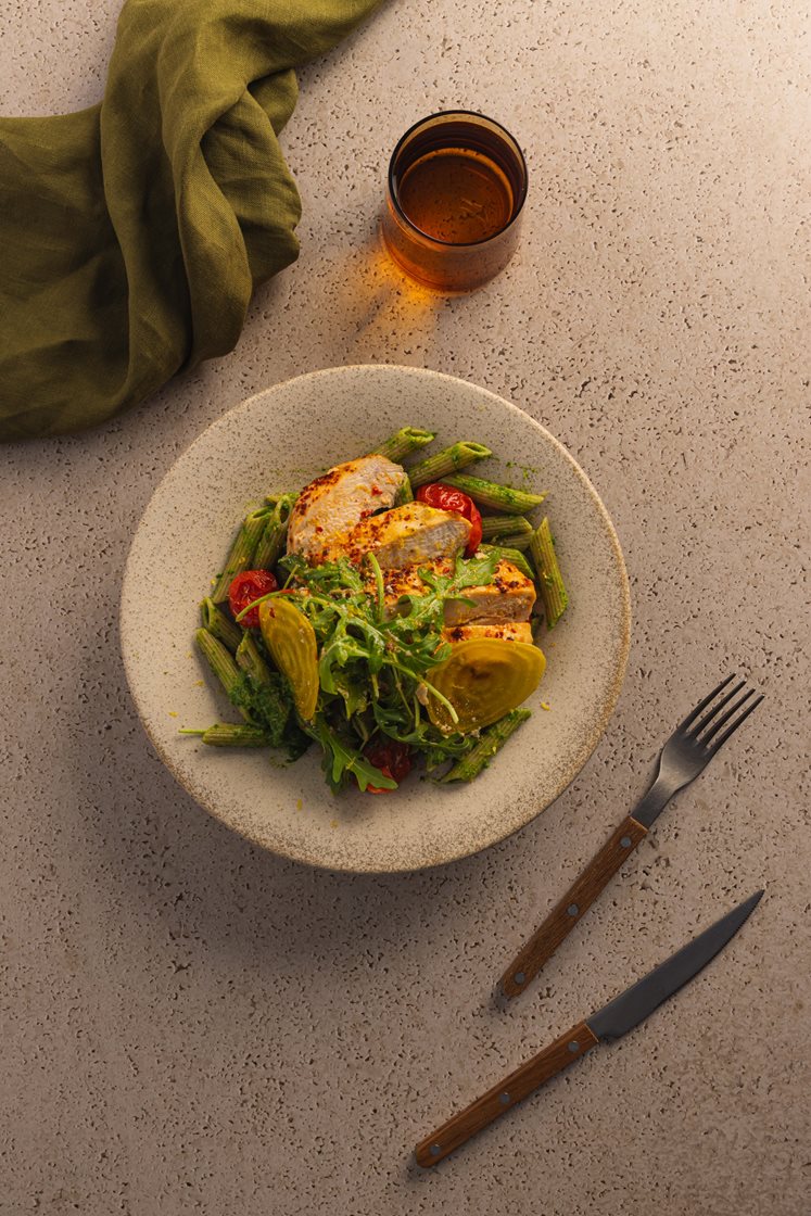 Kyllingfilet og fullkornspasta i persillesaus, servert med chilibakte cherrytomater og ruccola 